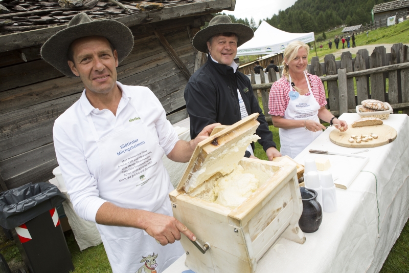 Festa del Latte Alto Adige 2014, produzione di burro artigianale
