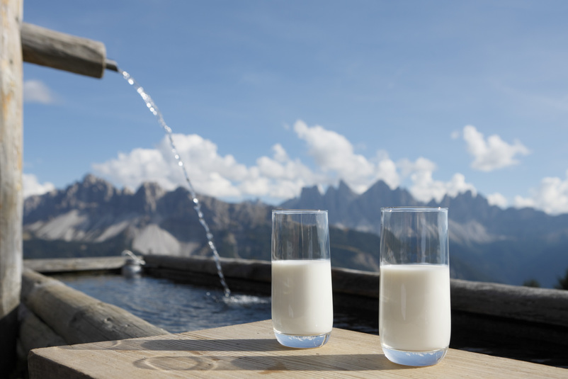 Bicchieri di Latte Alto Adige con sullo sfondo le Odle