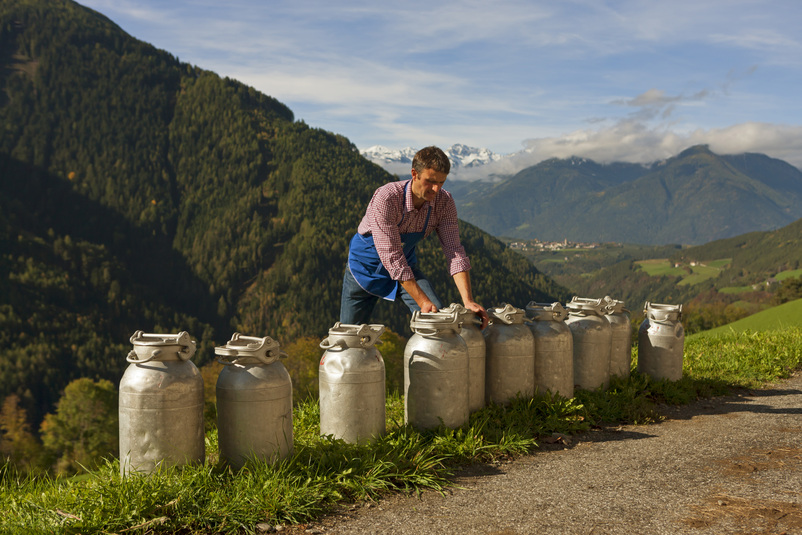Contadino lattiero caseario da Luson Alto Adige con bidoni di latte