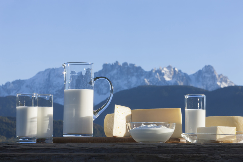Prodotti lattiero caseari dell’Alto Adige con sullo sfondo le Dolomiti